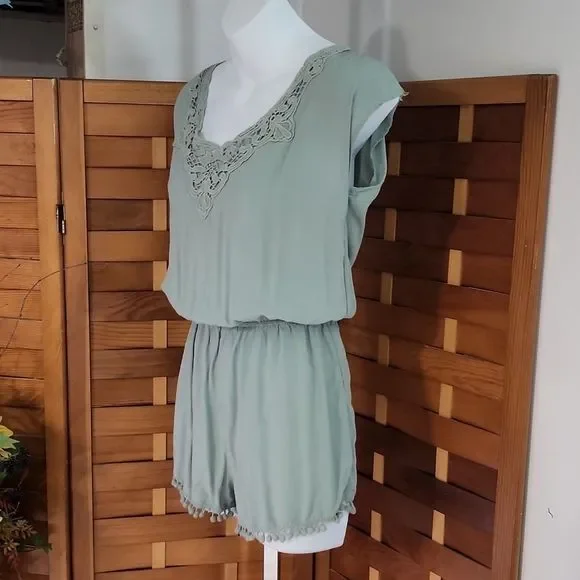 Shorts romper in sage green - Picture 3 of 12